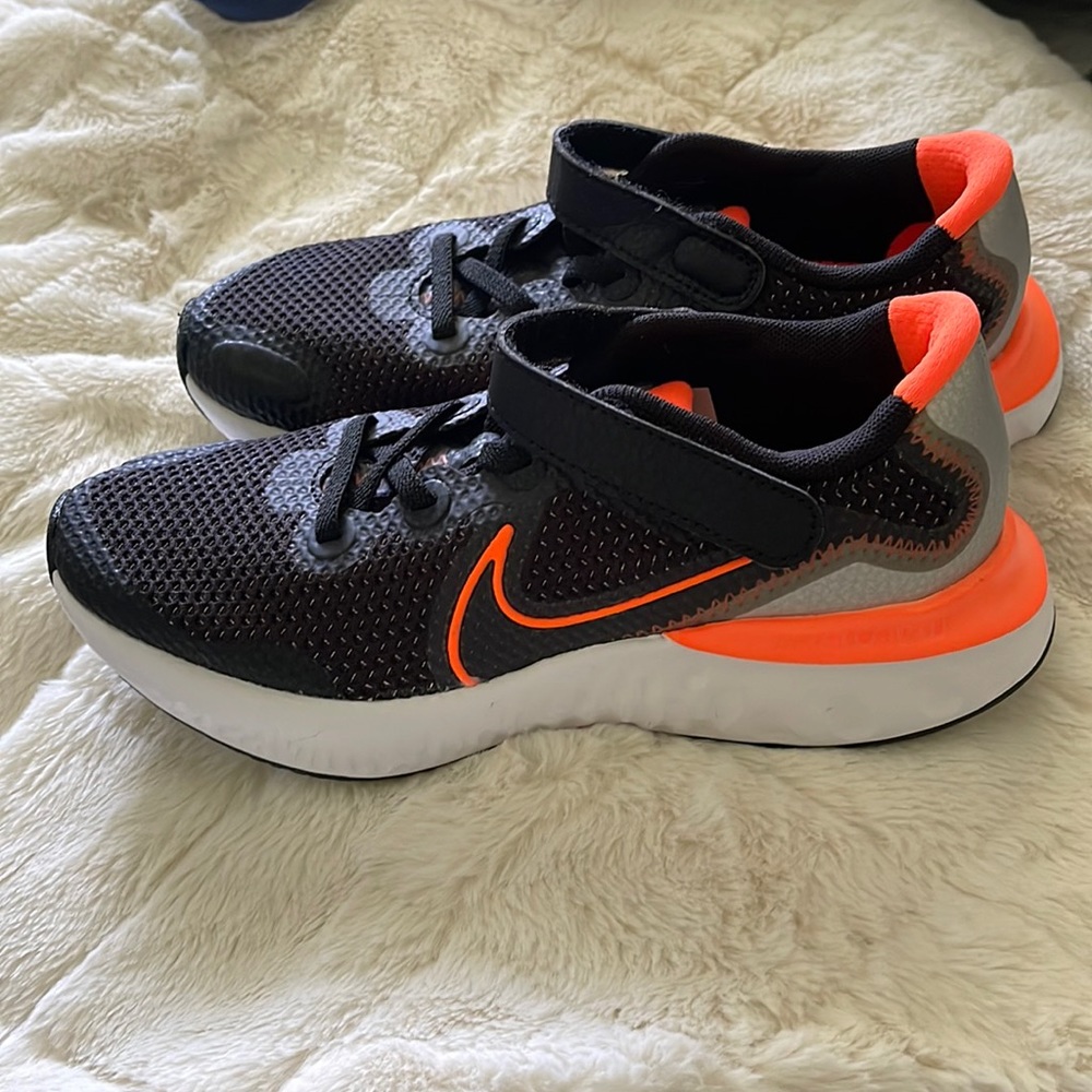 Nike Renew Kid shoes size US 2.5Y / EUR 34